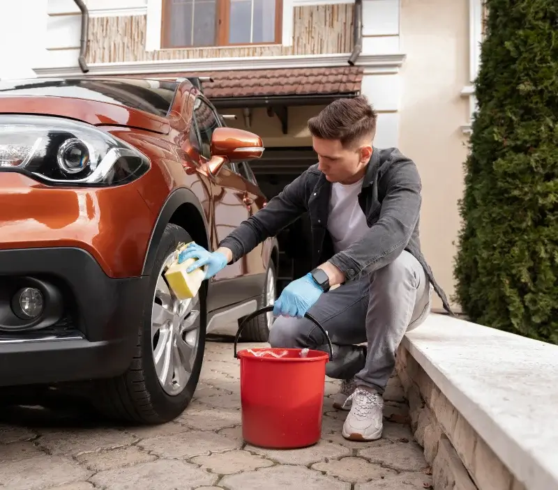 Lavage auto à domicile Châtelaillon-Plage : professionnel intervenant sur un véhicule